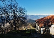 23 Uscendo dal bosco il panorama si apre...